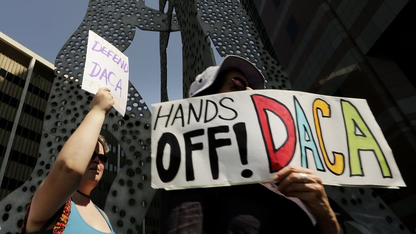 Un grupo de manifestantes se pronuncia en contra de la decisión del presidente Trump de acabar con DACA, en Los Ángeles, California.