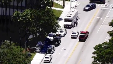 Las autoridades investigan un paquete sospechoso en el exterior del centro médico.&nbsp;