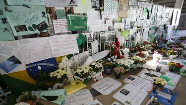 Mensajes, fotografías, carteles y flores en honor a los jugadores y miembros del equipo técnico del Chapecoense, que fallecieron en un accidente aéreo de la empresa boliviana&nbsp;LaMia