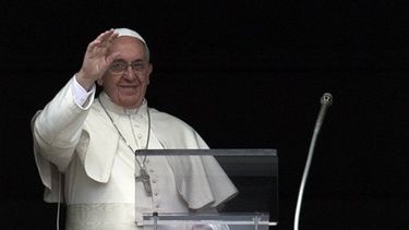El papa Francisco imparte su bendición en el Vaticano. Foto: AP