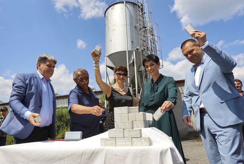 República Checa destruye granja de cerdos construida sobre antiguo campo de concentración