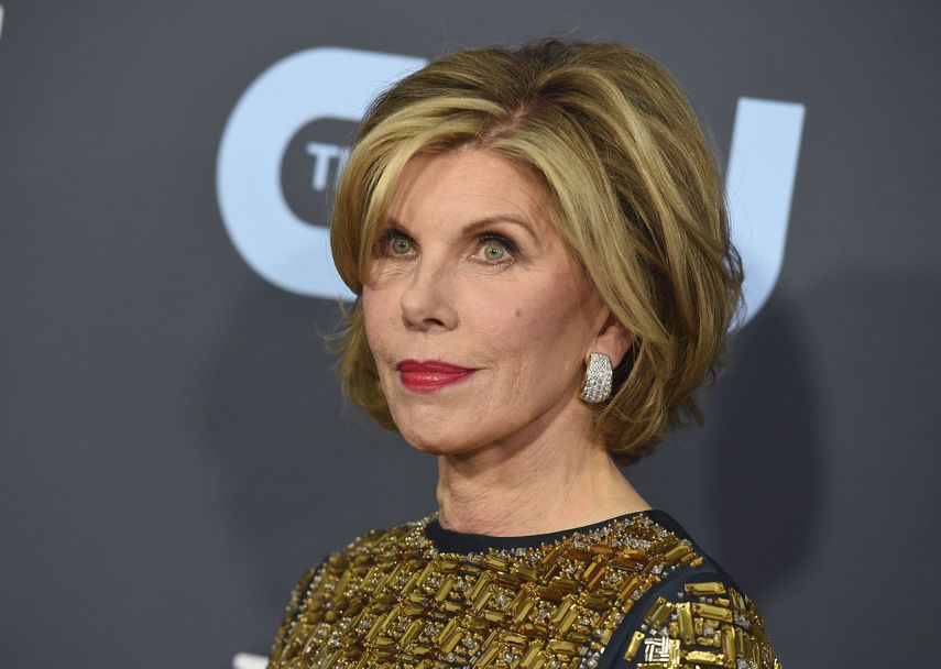 Christine Baranski llega a la 25 entrega anual de los Critics Choice Awards en Santa Mónica, California, el 12 de enero de 2020. La actriz laureada con premios Emmy y Tony donó tres vestidos de Bob Mackie hechos a la medida para una subasta en línea a beneficio de The Actors Fund.&nbsp;