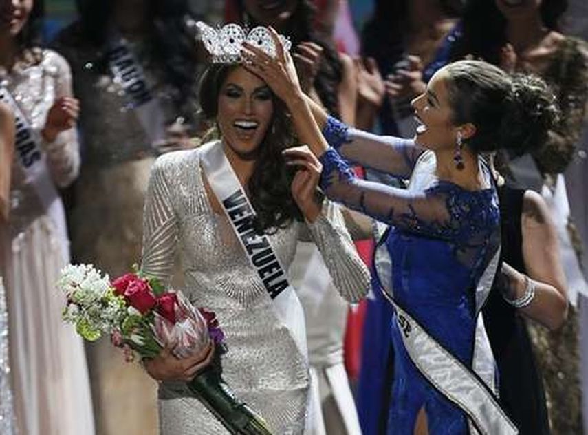 La ganadora del concurso Mss Universo 2014, la venezolana, Gabriela Isler, participó en la sesón especial del concejo de Doral donde se adoptó la decisión de traer el certamen al sur de la Florida. (AP)