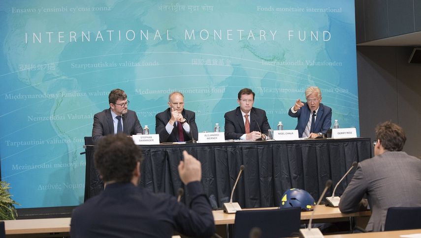 Encargados de división y jefes de la misión del&nbsp;FMI, Stephan Danninger (i), y Nigel Chalk (d), y el director del Fondo para el Hemisferio Occidental en una rueda de prensa reciente. Fotografía cedida por el Fondo Monetario Internacional (FMI)