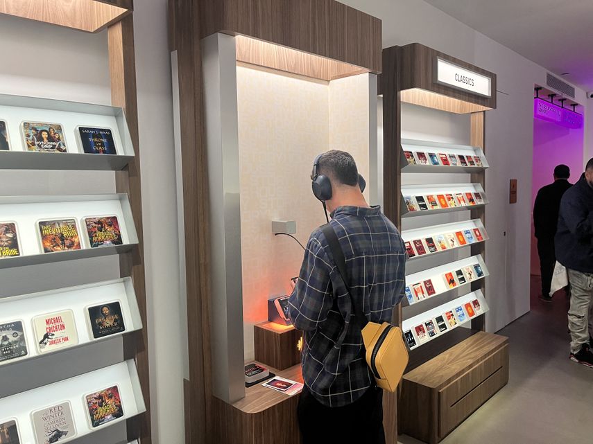 Un cliente compra en la Audible Story House de Nueva York, el 30 de abril de 2026. Esta tienda efímera, denominada librería sin libros, está dedicada exclusivamente a audiolibros.