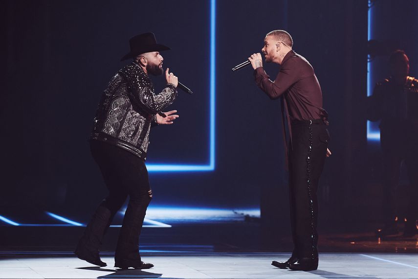 Carin León y Kane Brown se presentan en la ceremonia de Premio Lo Nuestro 2024, el 22 de febrero en el Kaseya Center, de Miami.