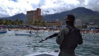 NOTICIA DE VENEZUELA  - Página 44 Funcionarios-las-fuerzas-armadas-custodian-una-playa-las-costas-venezolanas