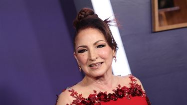 La cantautora cubano-estadounidense Gloria Estefan llega a la 51.ª edición de los American Music Awards en el Fontainebleau de Las Vegas, Nevada, el 26 de mayo de 2025. 
