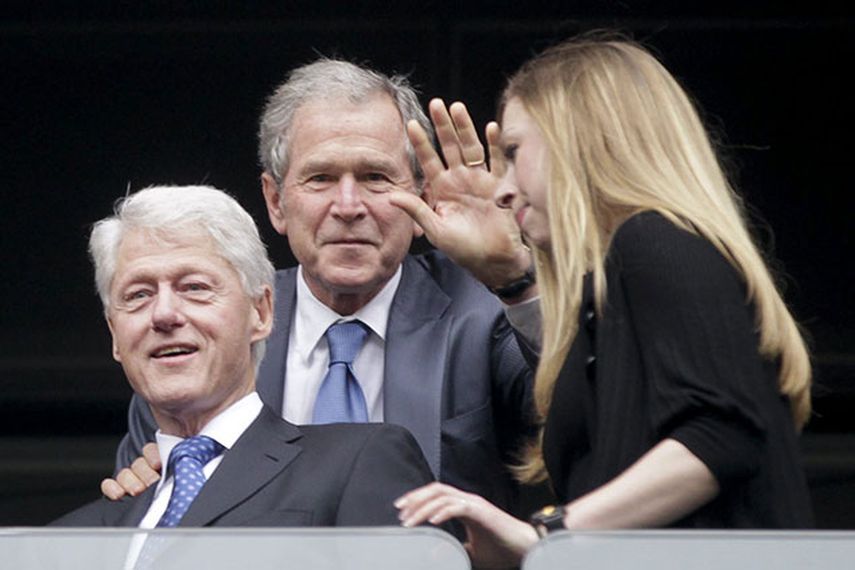 Los expresidentes estadounidenses Bill Clinton (izquierda) y George W. Bush (centro), y la hija del primero, Chelsea Clinton, asisten al servicio religioso oficial del expresidente sudafricano Nelson Mandela,  en el estadio FNB de Soweto en Johannesbur