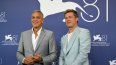 Los actores George Clooney y Brad Pitt asisten a la sesión fotográfica de la película Wolfs presentada fuera de competición durante el 81º Festival Internacional de Cine de Venecia en el Lido de Venecia, el 1 de septiembre de 2024.&nbsp;