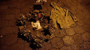 Vista de un altar con flores en el lugar donde falleció un manifestante en Masaya, Nicaragua.