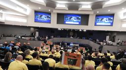 Debate en el pleno de la Comisión de Miami-Dade. Debate en el pleno de la Comisión de Miami-Dade.