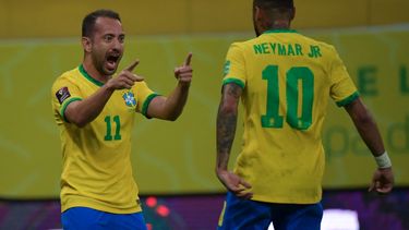 El brasileño Everton Ribeiro celebra con su compatriota Neymar tras anotar contra Perú durante el partido de fútbol de clasificación sudamericano para la Copa Mundial de la FIFA Catar 2022
