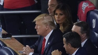 El presidente Donald Trump observa el segundo inning del quinto juego de la Serie Mundial entre los Astros de Houston y los Nacionales de Washington, el domingo 27 de octubre de 2019, en Washington.&nbsp;