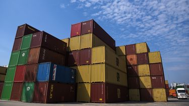 Contenedores apilados en el puerto de Montevideo, Uruguay, uno del medio centenar de puertos integrados a&nbsp;TradeLens, que cuenta con cinco de las seis mayores l&iacute;neas globales de transporte de contenedores, lo cual representa m&aacute;s de la mitad de la capacidad global de embarcaciones.