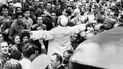 Papa Pío XII saluda a una multitud de romanos, el 15 de octubre de 1943.