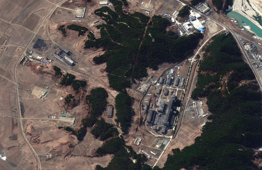 En esta imagen satelital del 2 de marzo de 2021 proporcionada por Maxar Technologies se muestra una central de vapor (izquierda) y el principal complejo nuclear de Corea del Norte (derecha), en Yongbyon, Corea del Norte.&nbsp;