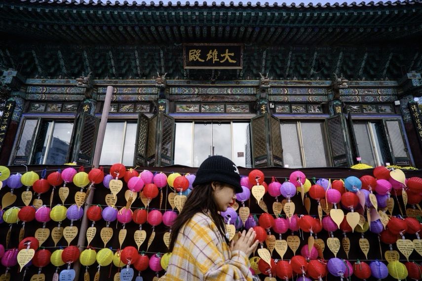 Un budista surcoreano reza en el templo Bongeunsa mientras los estudiantes realizan el examen anual de ingreso a la universidad, conocido localmente como Suneung, en Seúl, el 13 de noviembre de 2025. Los vuelos se suspenden temporalmente, la bolsa abrirá una hora más tarde y los padres preparan altares para las oraciones: sin duda, es el día del examen de ingreso a la universidad para los estudiantes surcoreanos. Este examen, conocido localmente como Suneung, es esencial para ingresar a las mejores universidades y se considera una puerta de entrada a la movilidad social, la seguridad económica e incluso un buen matrimonio.