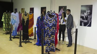 Vestidos, zapatos y pelucas de la legendaria cantante cubana&nbsp;Celia&nbsp;Cruz.