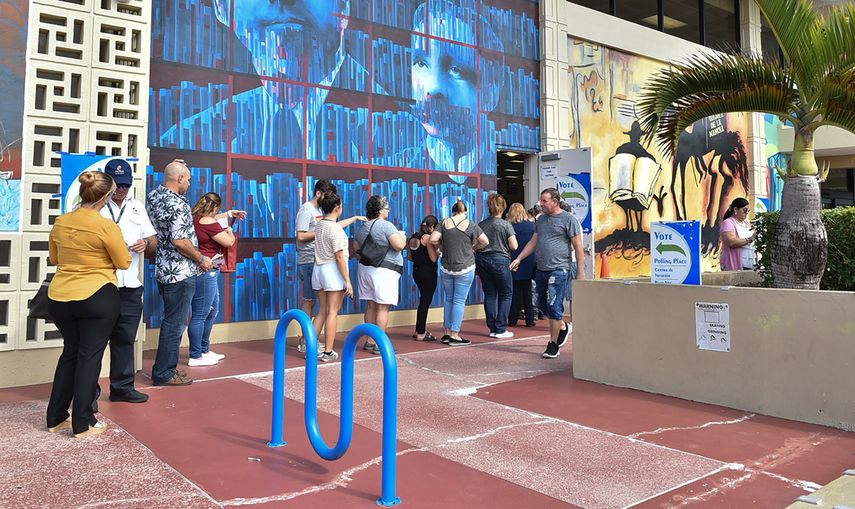 Vista parcial de la entrada de un colegio electoral en Hialeah, biblioteca pública John F Kennedy.