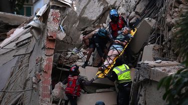 Equipos de rescate sacan a una persona en camilla de un edificio colapsado tras un terremoto en Caracas, el 24 de junio de 2026.