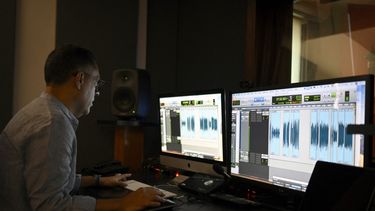 El locutor mexicano Mario Filio trabaja en un estudio de grabación en la Ciudad de México el 26 de abril de 2023. Google y Universal se unen para crear canciones con IA