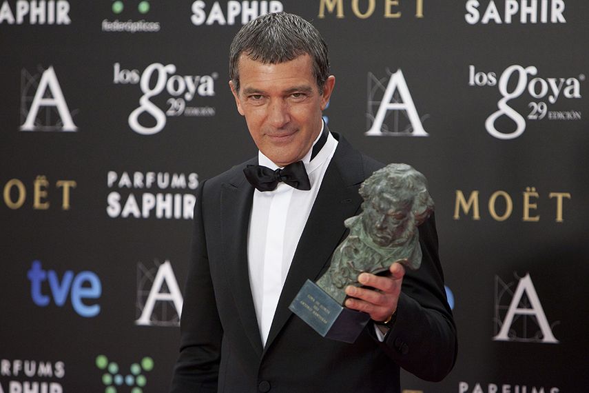 Banderas muestra el codiciado trofeo. (AP)