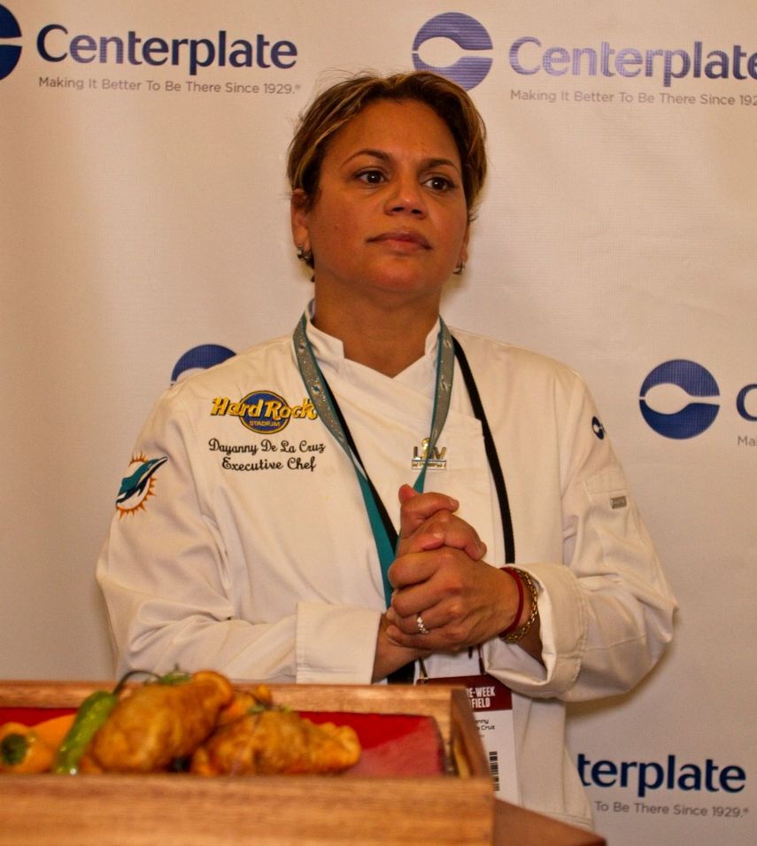 Dayanny de la Cruz será la primera mujer en dirigir la cocina en un Super Bowl. 
