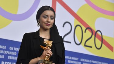 La actriz iraní Baran Rasoulof, en nombre del director iraní Mohammad Rasoulof, galardonado con el Oso de Oro a la Mejor Película, posa con el trofeo después de una conferencia de prensa después de la ceremonia de entrega del 70 festival de cine de la Berlinale en Berlín el 29 de febrero de 2020.