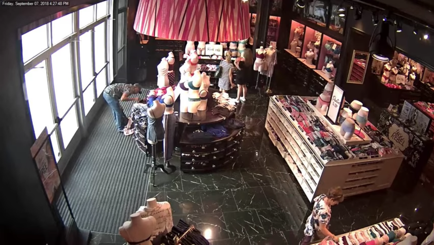 El sujeto se llevó las piezas de ropa en una bolsa de basura.&nbsp;