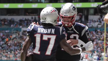 El quarterback de los Patriotas de Nueva Inglaterra Tom Brady y el wide receiver Antonio Brown celebran despu&eacute;s del touchdown de Brown en la primera mitad del juego ante los Dolphins de Miami, el domingo 15 de septiembre de 2019, en Miami Gardens, Florida.&nbsp;