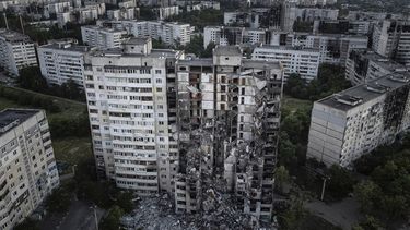 Un edificio de apartamentos dañado por ataques rusos en Járkiv, Ucrania, el lunes 4 de julio de 2022.&nbsp;