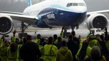 Empleados del fabricante Boeing frente al modelo 777X.