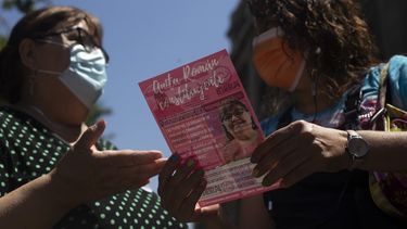 La presidenta chilena de la escuela de partería Anita Roman candidata constituyente de la Lista del Pueblo -una lista que reúne a líderes sociales y personas que se dieron a conocer en las protestas chilenas- habla con una mujer en el centro de Santiago, el 30 de diciembre de 2020.&nbsp;