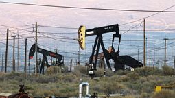 Pozos de petróleo en el condado Kern, en California. Pozos de petróleo en el condado Kern, en California.