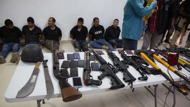 Varios detenidos por el asesinato del presidente haitiano Jovenel Moise son presentados a los reporteros junto con las armas y equipo que supuestamente utilizaron en el ataque, durante una conferencia de prensa el jueves 8 de julio de 2021 en la Dirección General de Policía, en Puerto Príncipe, Haití.&nbsp;