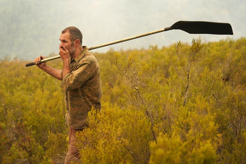 Un residente reacciona mientras sostiene un matafuegos para combatir un incendio forestal en Colinas del Campo de Martín Moro Toledano, municipio de Igüeña, provincia de León, noroeste de España, el 21 de agosto de 2025. 