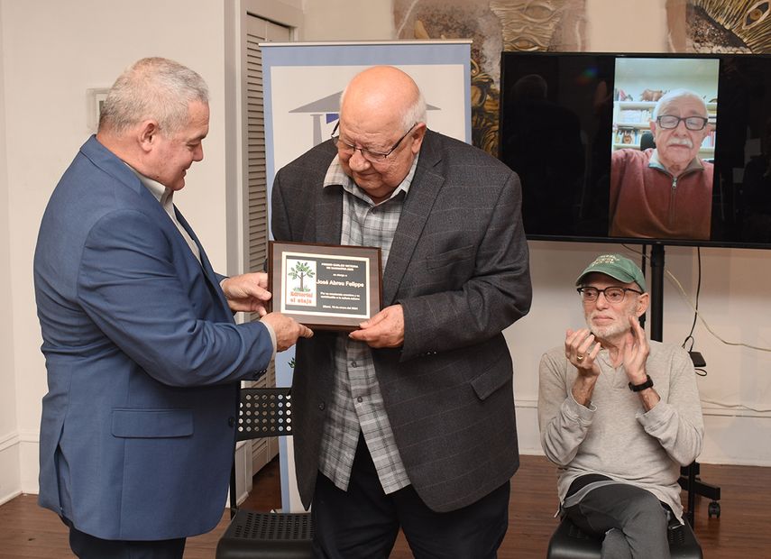 José Abreu Felippe recibe su reconocimiento en la tercera edición del Premio Editorial El Ateje el 19 de enero de 2024, en el Miami Hispanic Cultural Arts Center, 111 SW 5th. Avenue, Miami, 33130.