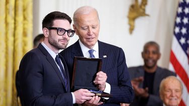 El presidente Joe Biden condecoró con la Medalla Presidencial de la Libertad a George Soros, a la exsecretaria de Estado, la demòcrata Hillary Clinton y a otras 17 personas. Alexander Soros acudió a recibir el premio.