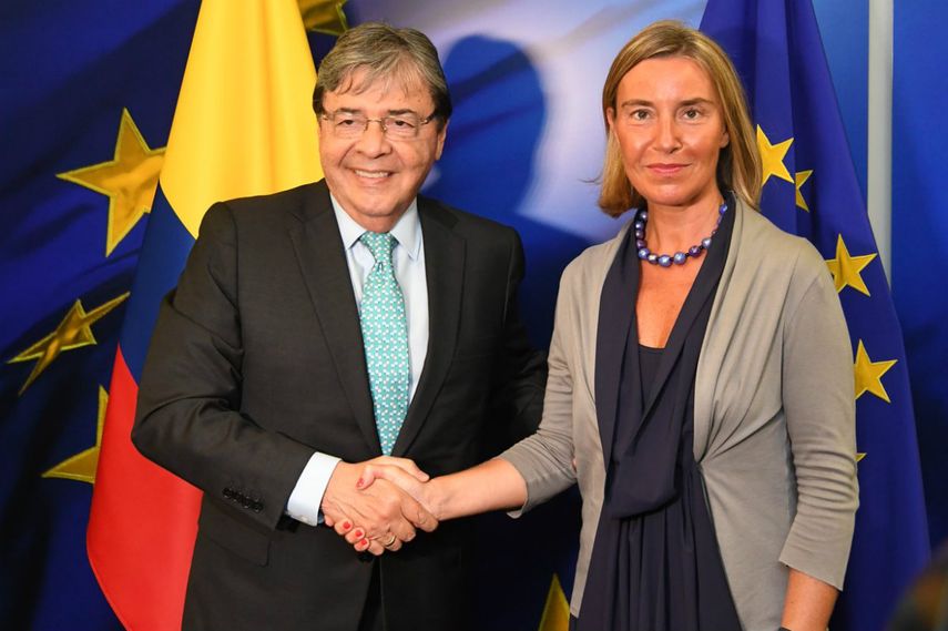 El canciller de&nbsp;Colombia,&nbsp;Carlos Holmes Trujillo, y la jefa de la diplomacia de la Unión Europea, Federica Mogherini.