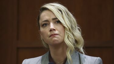 La actriz Amber Heard testifica en la Corte de Circuito del Condado de Fairfax en Fairfax, Virginia, el jueves 26 de mayo de 2022.