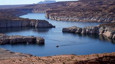 Un barco navega por el lago Powell cerca de Page, Arizona, el 31 de julio de 2021.&nbsp;