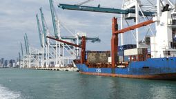 El puerto de Miami es uno de los principales motores económicos del condado Miami-Dade. El puerto de Miami es uno de los principales motores económicos del condado Miami-Dade.