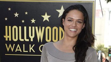 Michelle Rodríguez posa durante una ceremonia en el Paseo de la Fama en Hollywood, California. La actriz de la saga Fast & Furious reveló en una entrevista para Entertainment Weekly que es bisexual. EFE/Archivo/Michael Nelson