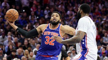 Karl-Anthony Towns #32 de los New York Knicks ataca la canasta contra Andre Drummond #1 de los Philadelphia 76ers durante el tercer cuarto del cuarto partido de la segunda ronda de los playoffs de la Conferencia Este de la NBA