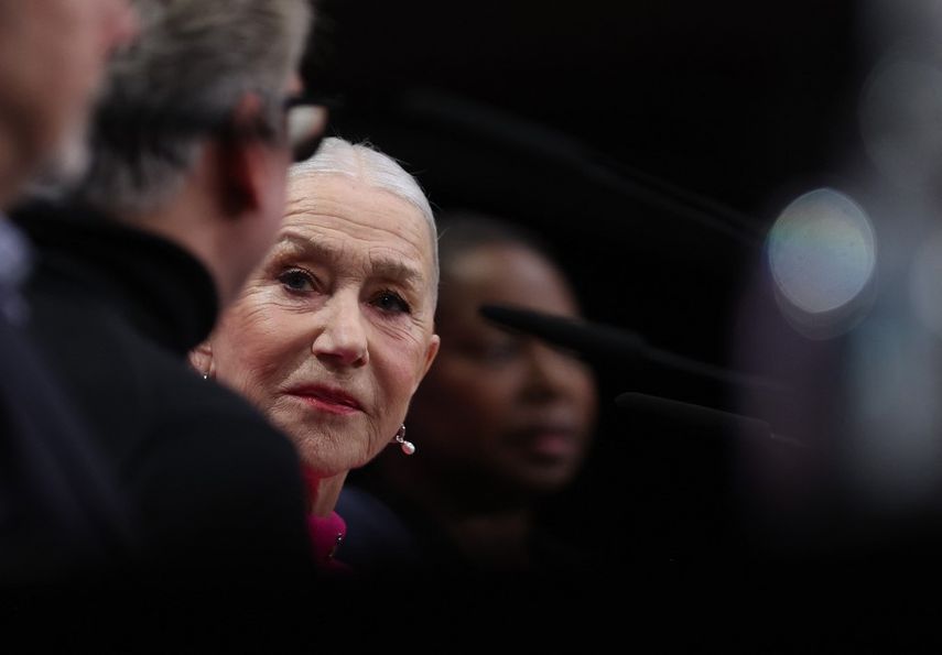 La actriz inglesa Helen Mirren posa después de una conferencia de prensa para la película Golda presentada en la sección Berlinale Special Gala de la Berlinale, el primer gran festival de cine del año en Europa, el 20 de febrero de 2023 en Berlín.