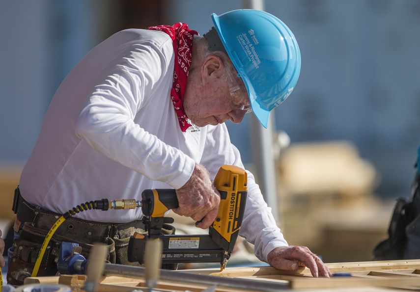 En esta foto de archivo del 27 de agosto de 2018, el expresidente estadounidense Jimmy Carter trabaja con otros voluntarios en el proyecto Habitat for Humanity en Mishawka, Indiana, EEUU. Carter cumpli&oacute; 95 a&ntilde;os el martes 1 de octubre de 2019.