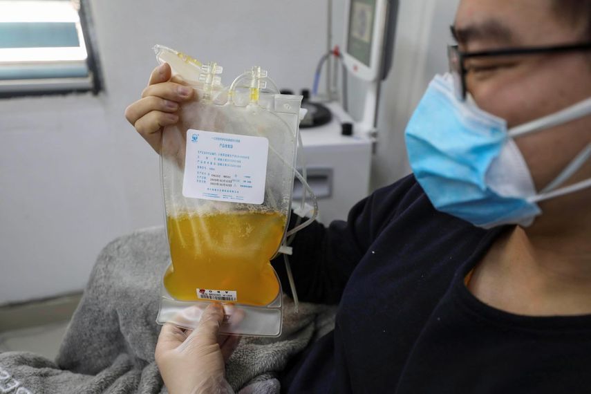 El doctor Zhou Min, un paciente recuperado del COVID-19, dona plasma en el banco de sangre en Wuhan, China. 