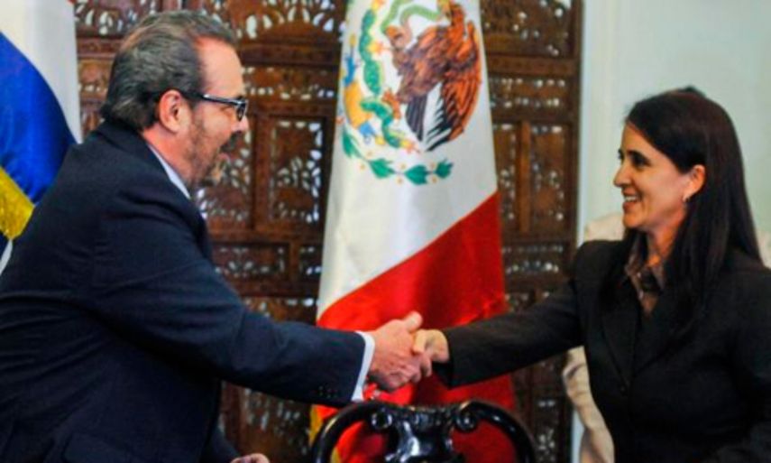 El embajador de México en Cuba Enrique Martínez y Martínez (i) y la directora de Derecho Internacional del Ministerio de Relaciones Exteriores cubano Anet Pino Rivero (d)
