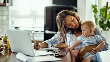 El 61.9% de las mujeres con hijos menores de un año participan en la fuerza laboral de EEUU